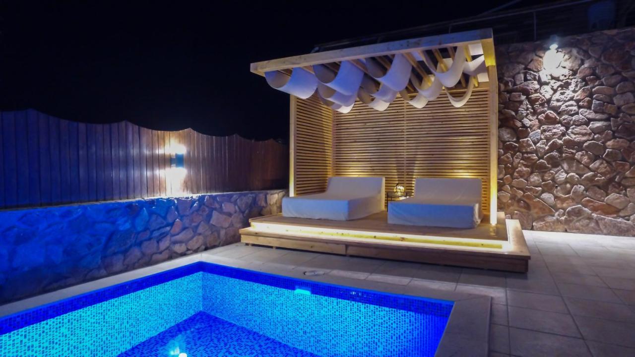 Luxury By The Pool Maison d'hôtes