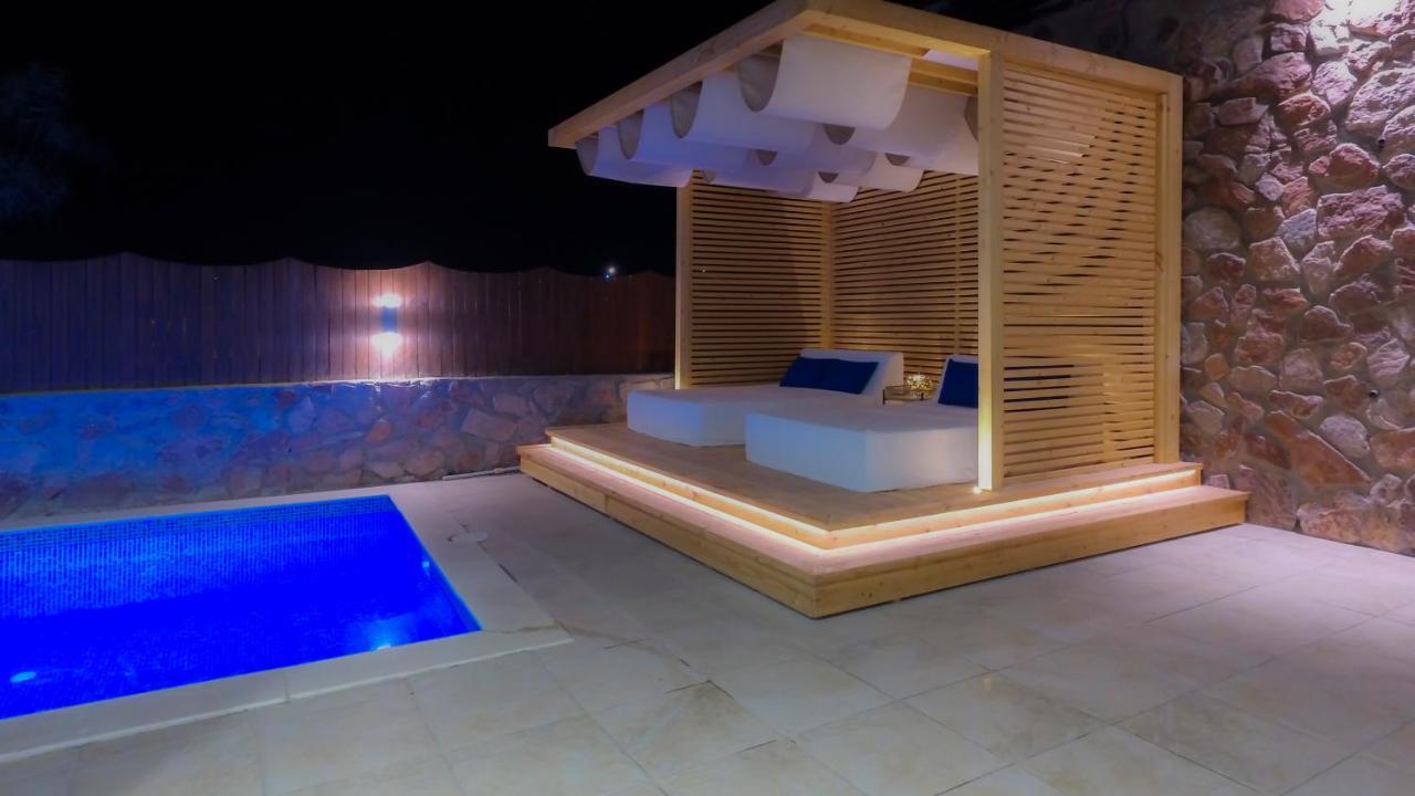 Luxury By The Pool *